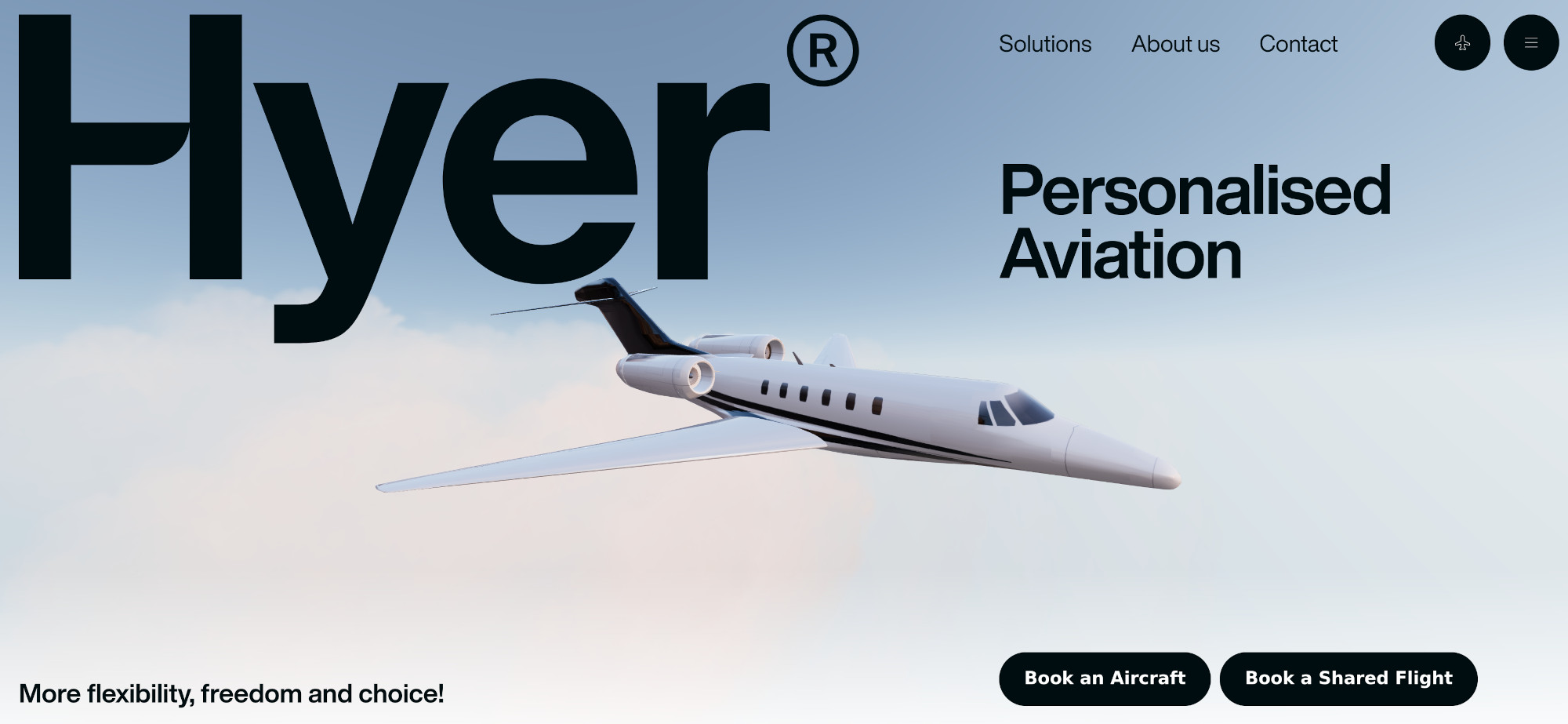 Ein Screenshot von www.flyhyer.com mit dem Hyher-Logo in der oberen rechten Ecke, einem Bild eines kleinen Flugzeugs auf blauem Himmelshintergrund in der Mitte und verschiedenen schwarzen Navigationselementen unten rechts und oben rechts.