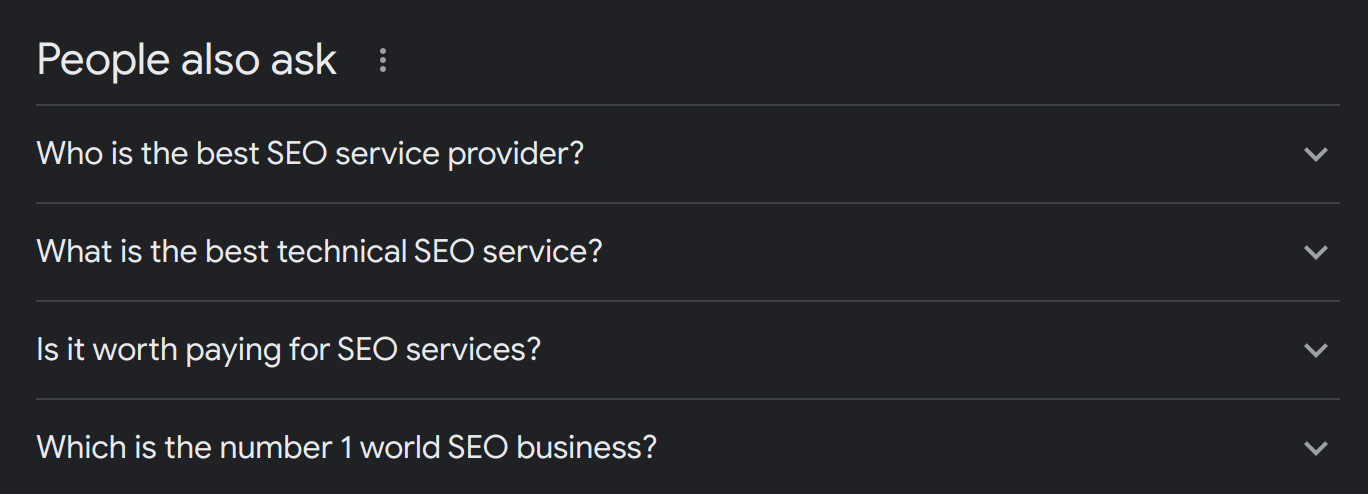 Ein Beispiel für Google-Suchergebnisse mit FAQs in einem dunklen Theme. Der Titel lautet People Also Ask. Der Inhalt der FAQs dreht sich um The Best SEO Services
